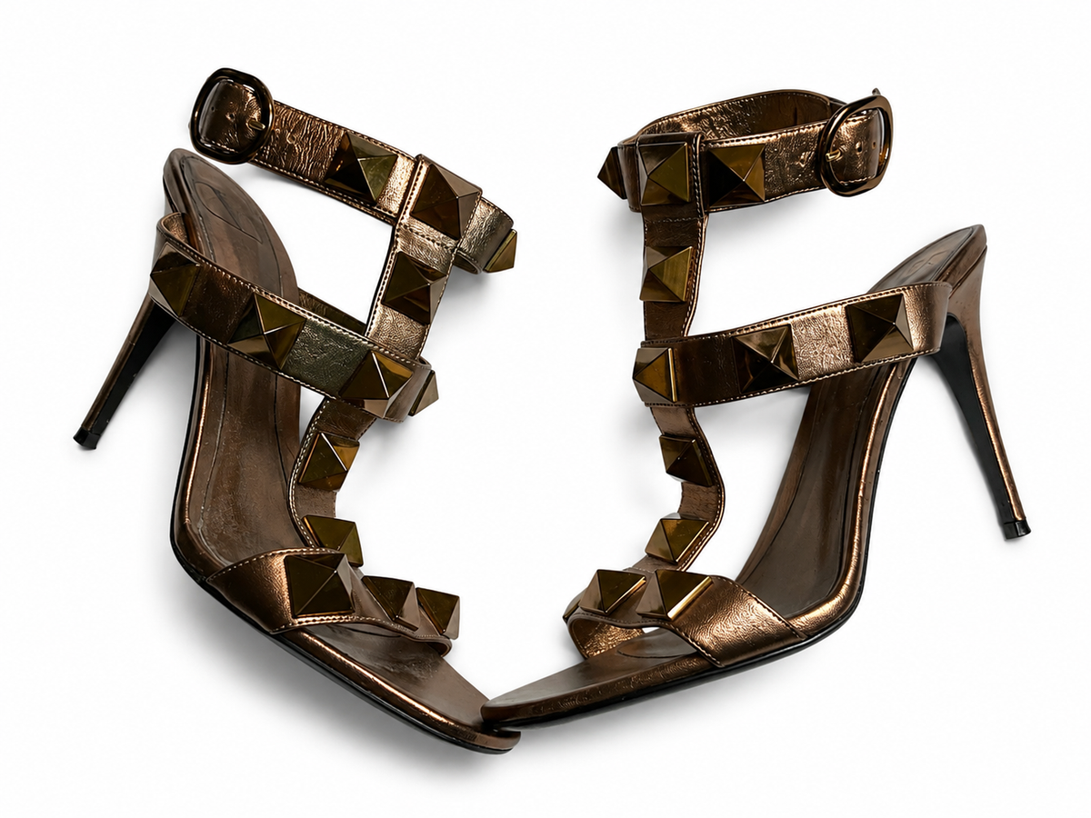 Valentino Garavani Roman Stud T-Strap Leather Sandals Size 39 1/2 ladies