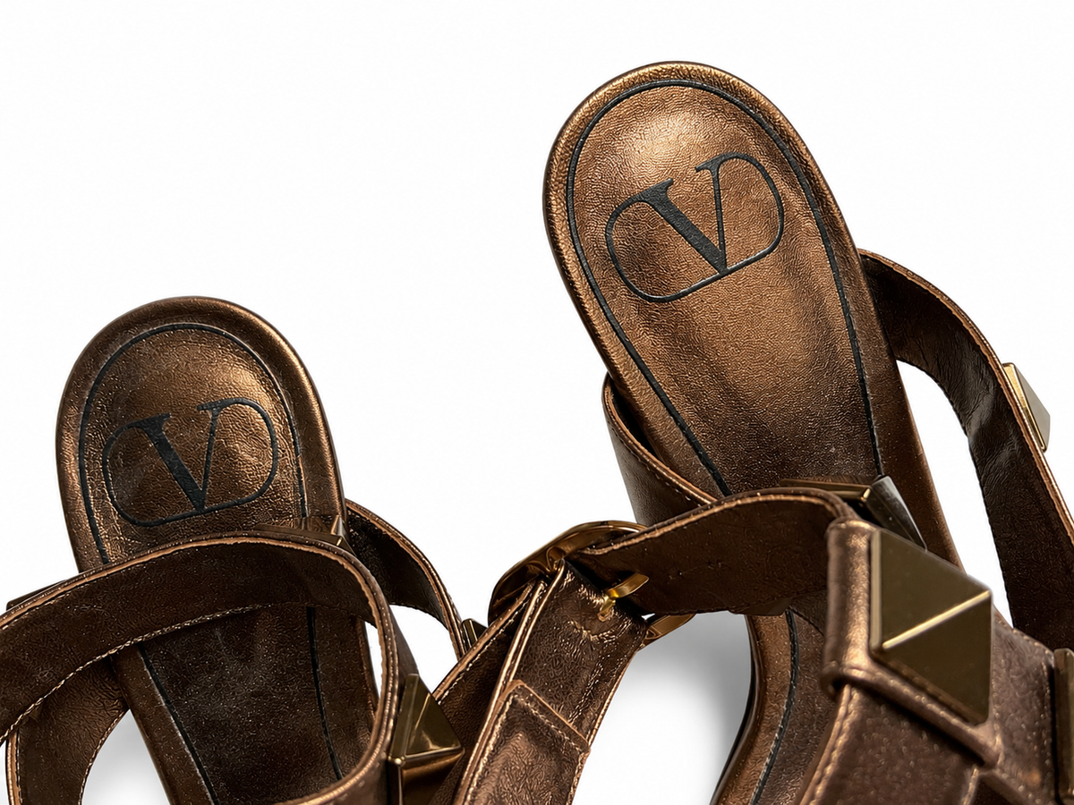 Valentino Garavani Roman Stud T-Strap Leather Sandals Size 39 1/2 ladies