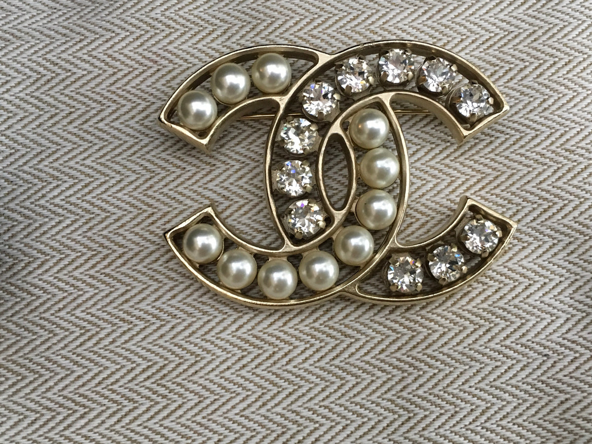 Chanel large logo brooch pearls and crystals large CC JUST AMAZING LADIES
