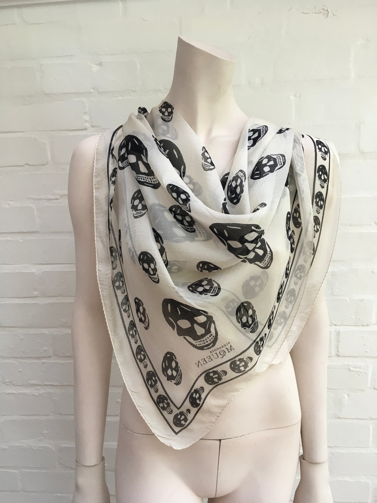 ALEXANDER MCQUEEN WHITE & BLACK SKULL PRINT PRINT SILK SCARF AMAZING Ladies