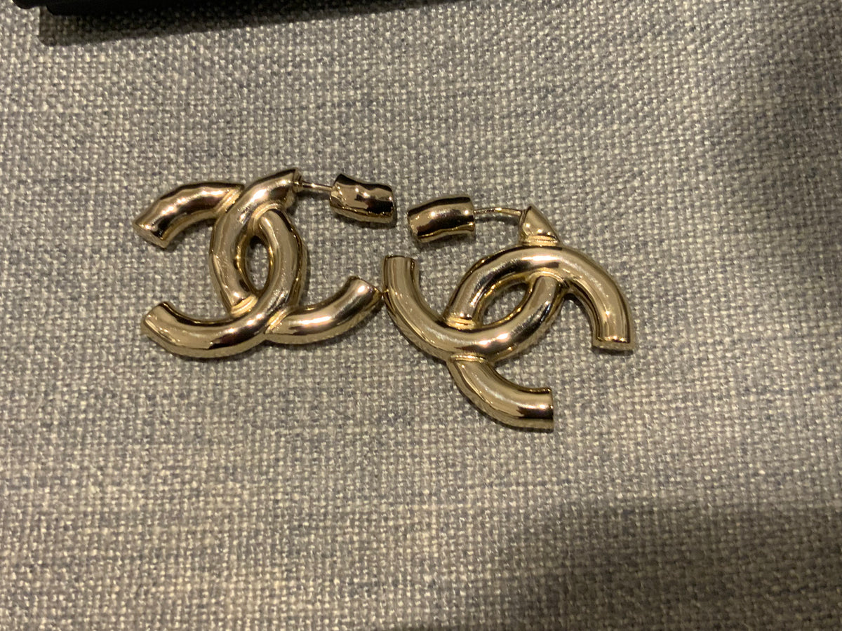 CHANEL 2022 Large CC Earrings Light Gold B22 Ab7576 B07260 ladies