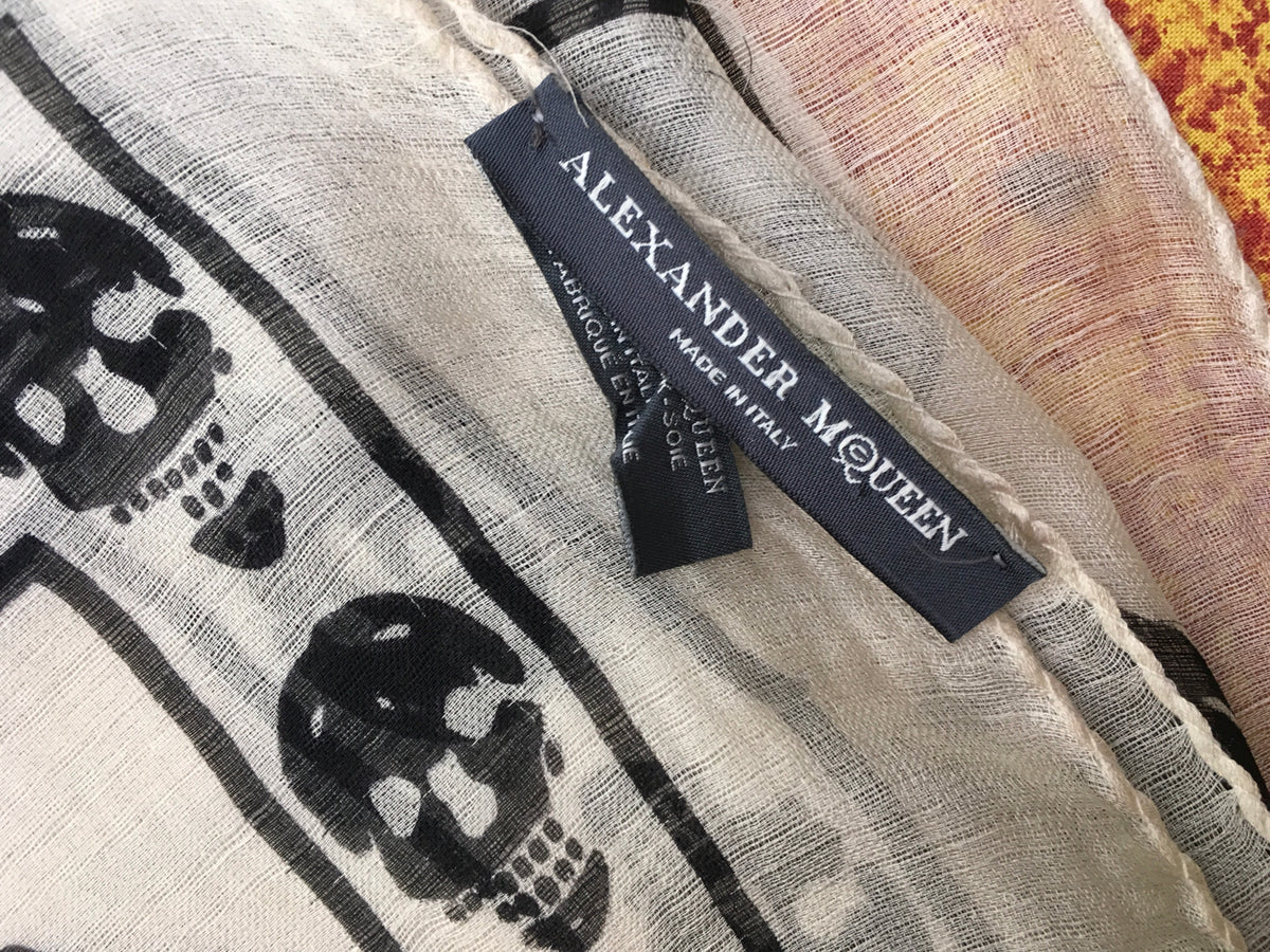 ALEXANDER MCQUEEN WHITE & BLACK SKULL PRINT PRINT SILK SCARF AMAZING Ladies