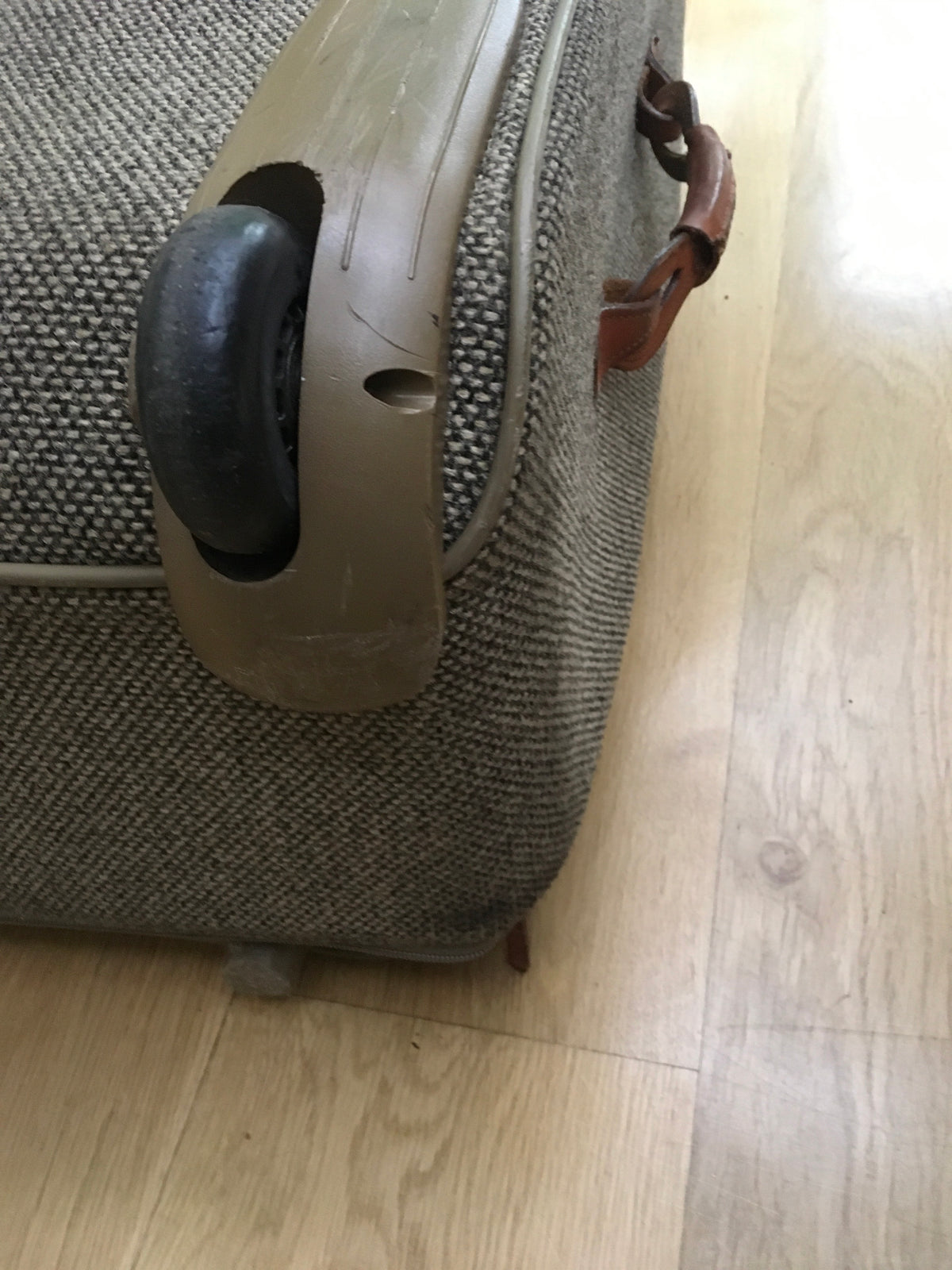 Hartmann Wool Tweed Collection 27" Expandable Suitcase Mobile Traveler Luggage Men
