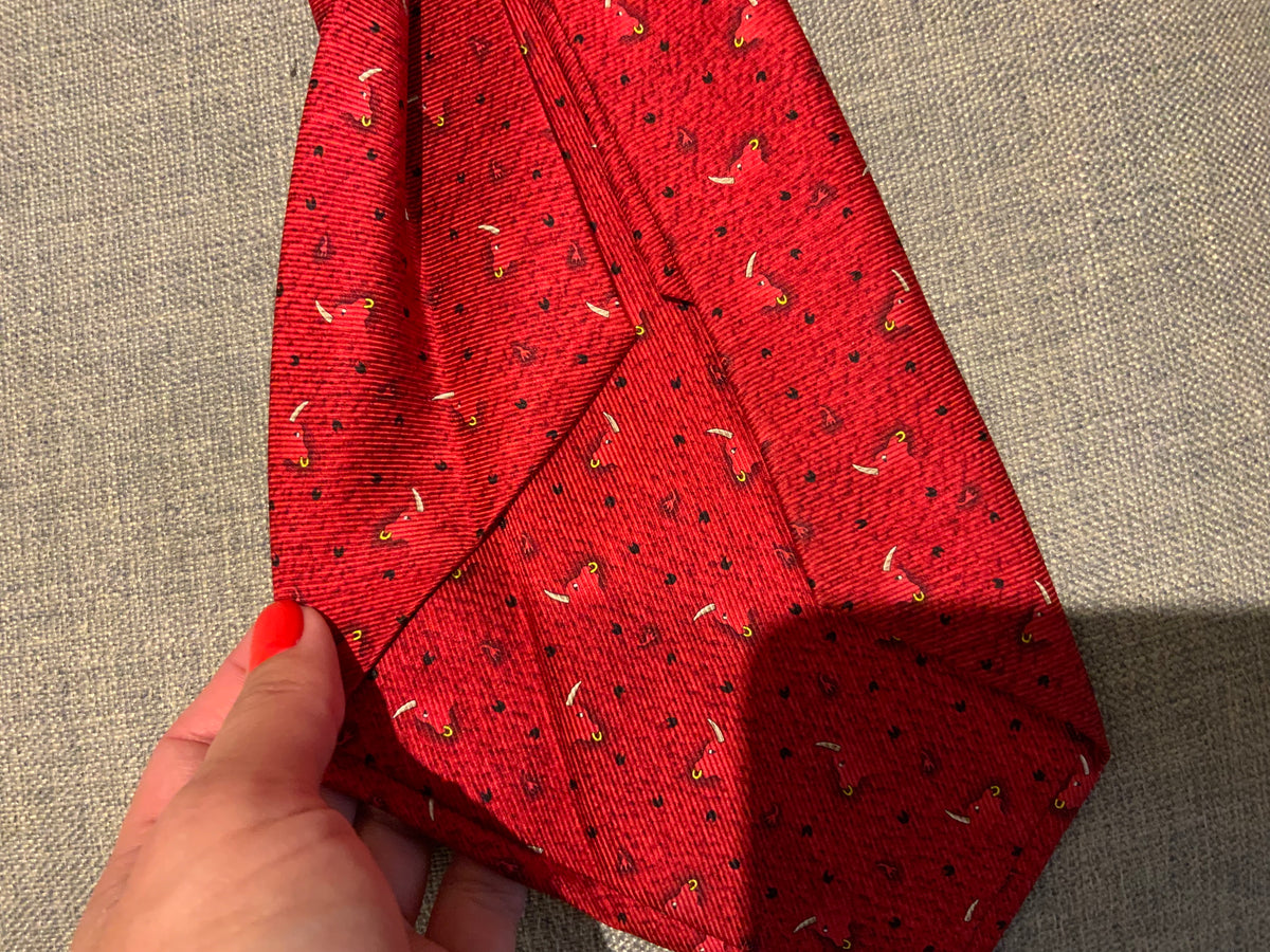 Bvlgari handmade seven fold red printed silk necktie self tipped 9cm Bull Tie men