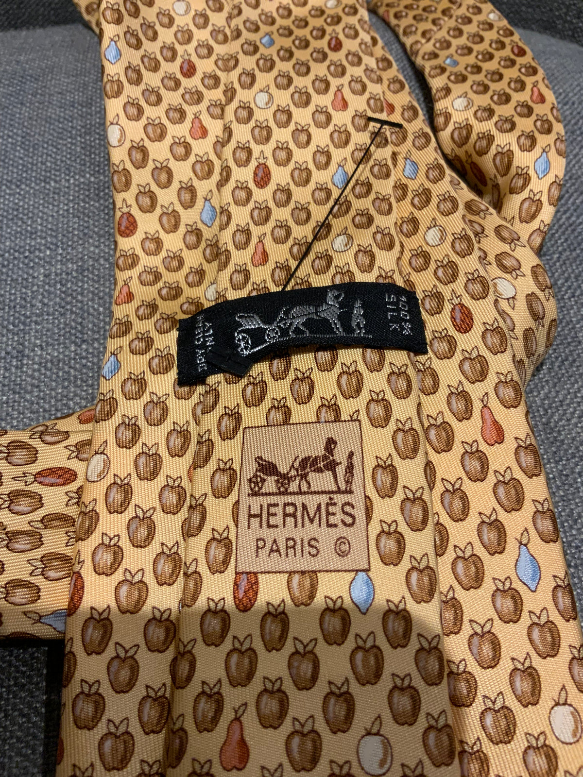 Hermès HERMES Paris Silk Yellow Apples Print Tie 7914 MA 100% AUTHENTIC Men