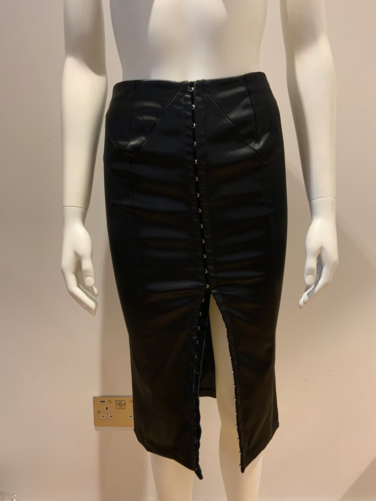 Dolce & Gabbana Satin Black Hook & Eye Stretch Skirt I 38 UK 6 US 2 XS ladies