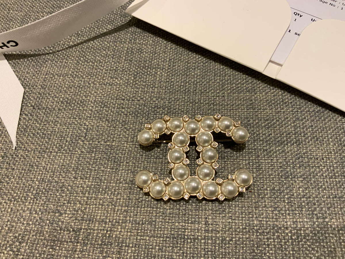 CHANEL CC 2021 Crystal Pearls Brooch Gold 11.1 g ladies