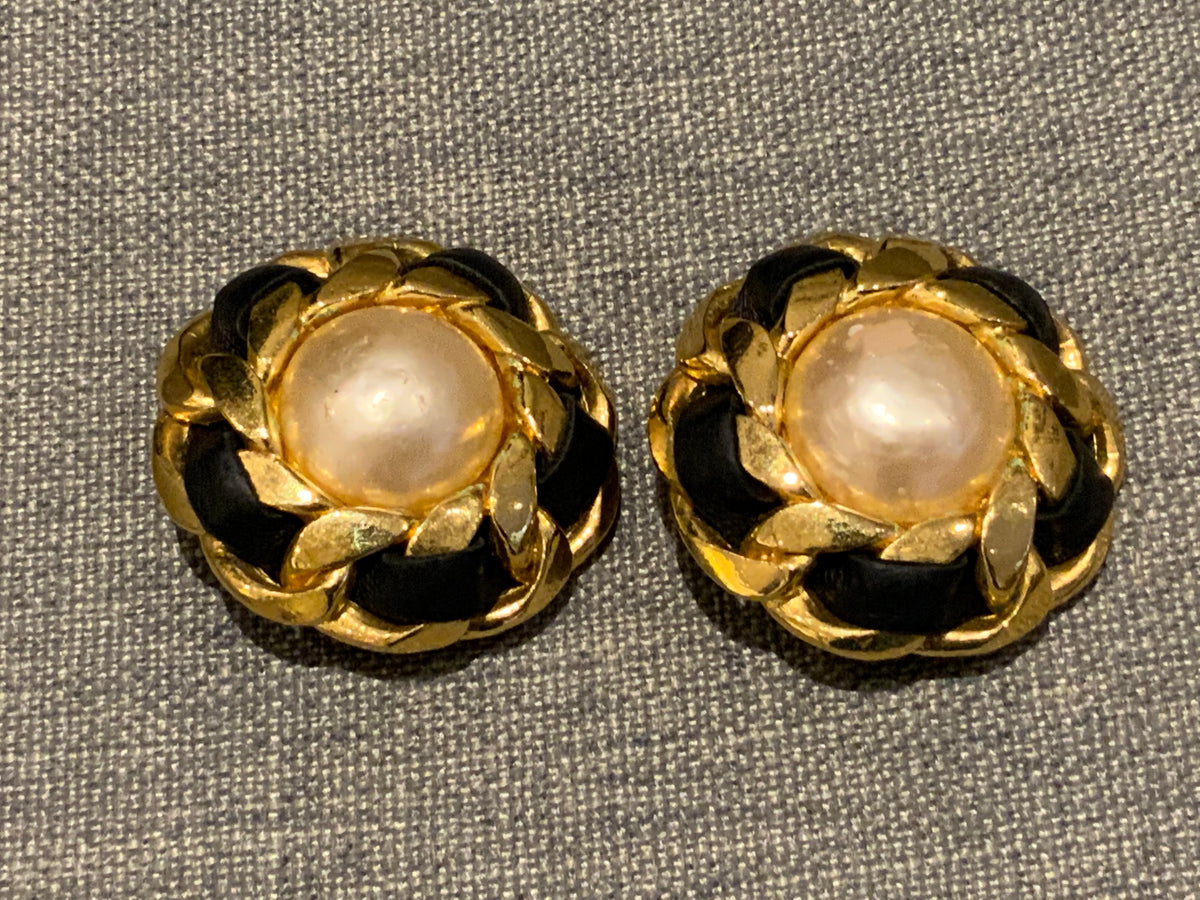 CHANEL SOLD OUT Circa1980' Karl Lagerfeld clip on earrings leather & faux pearl ladies