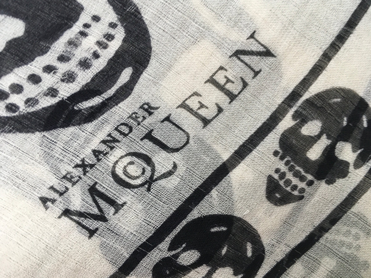 ALEXANDER MCQUEEN WHITE & BLACK SKULL PRINT PRINT SILK SCARF AMAZING Ladies