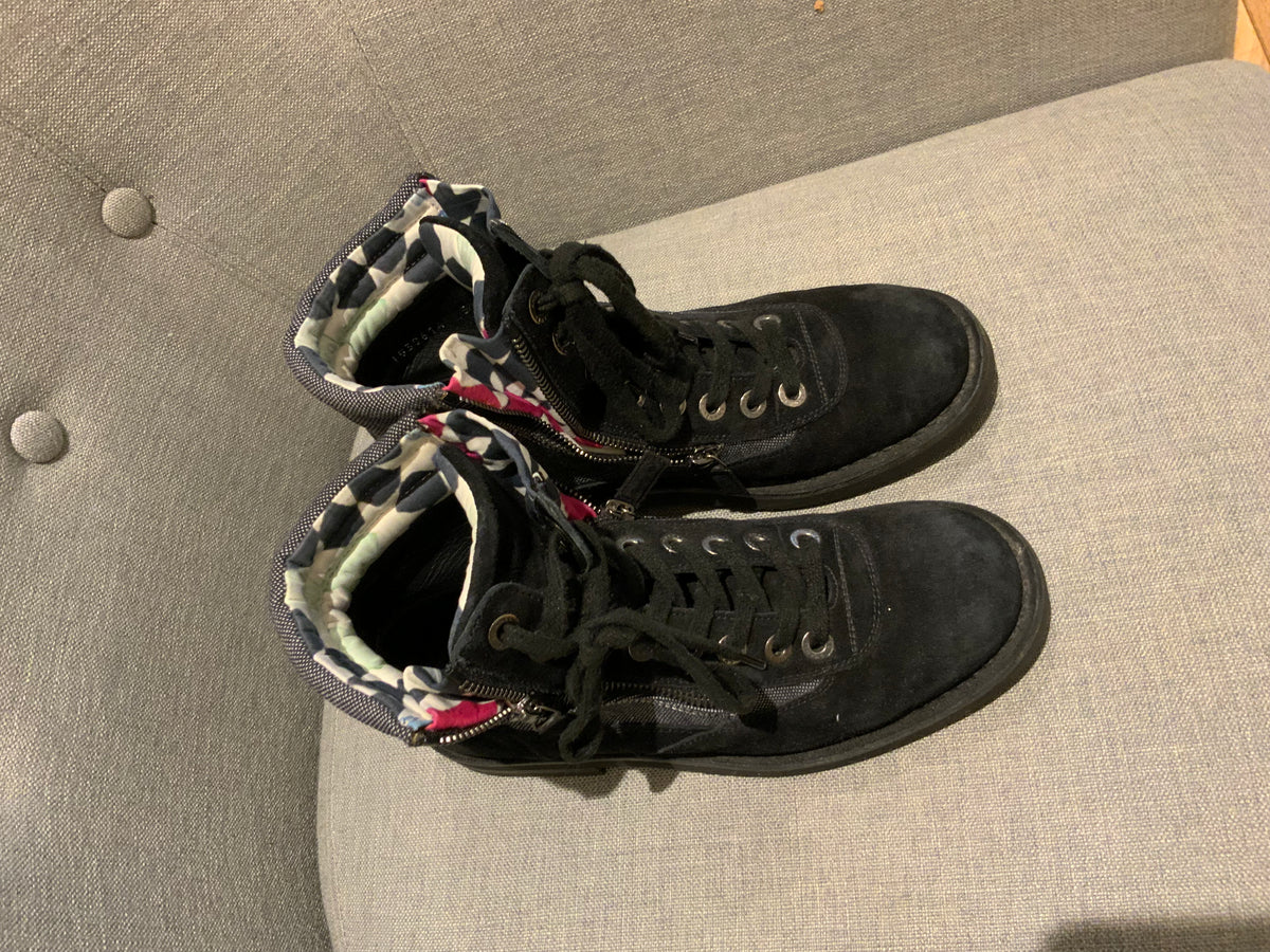 CHANEL Interlocking CC Logo Combat Boots SIZE 37 1/2 UK 4.5 US 7.5 ladies