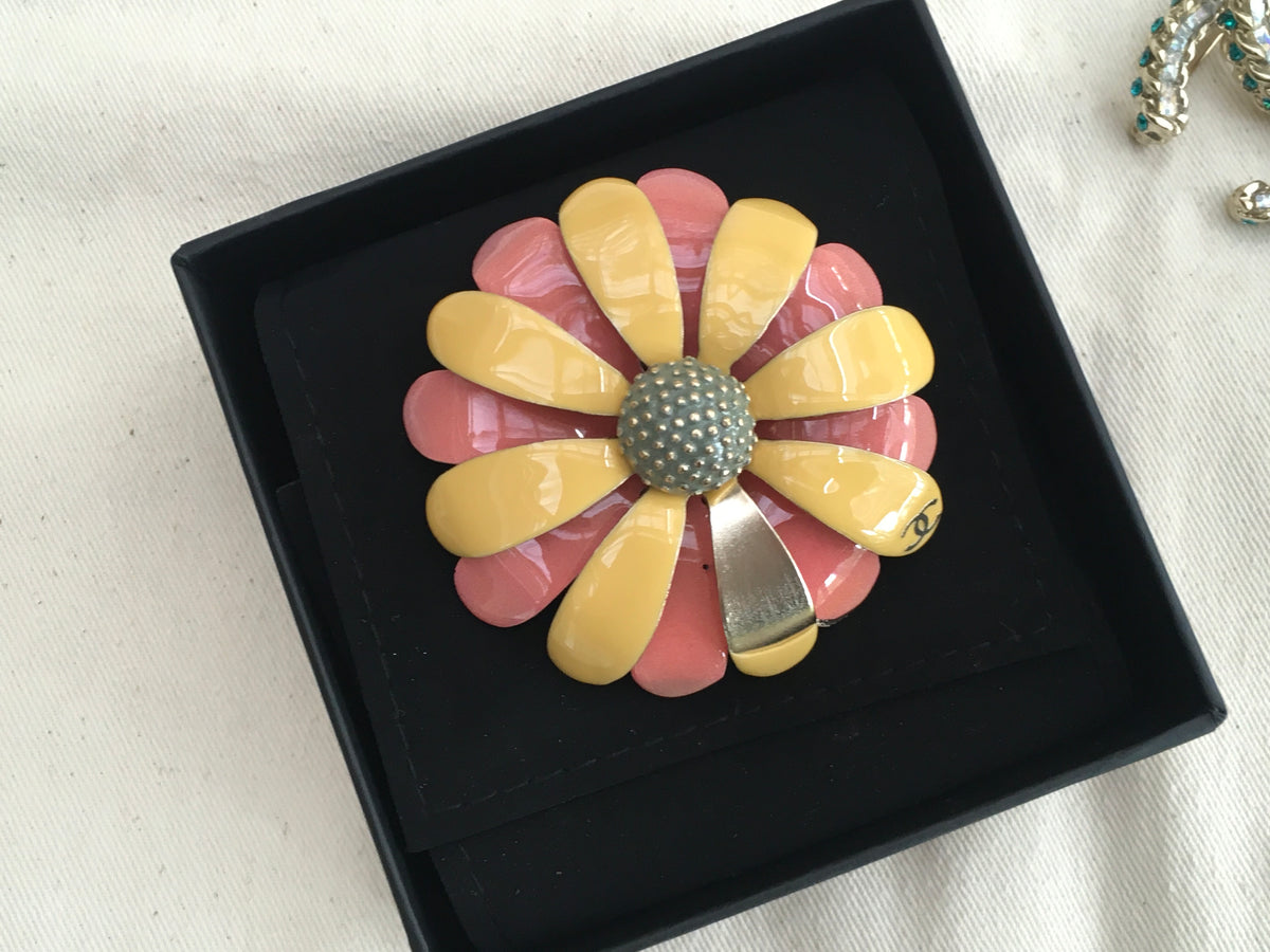 CHANEL 2017 PARIS CUBA CC Brooch SOLD OUT Limited Edition Floral Daisy Ladies