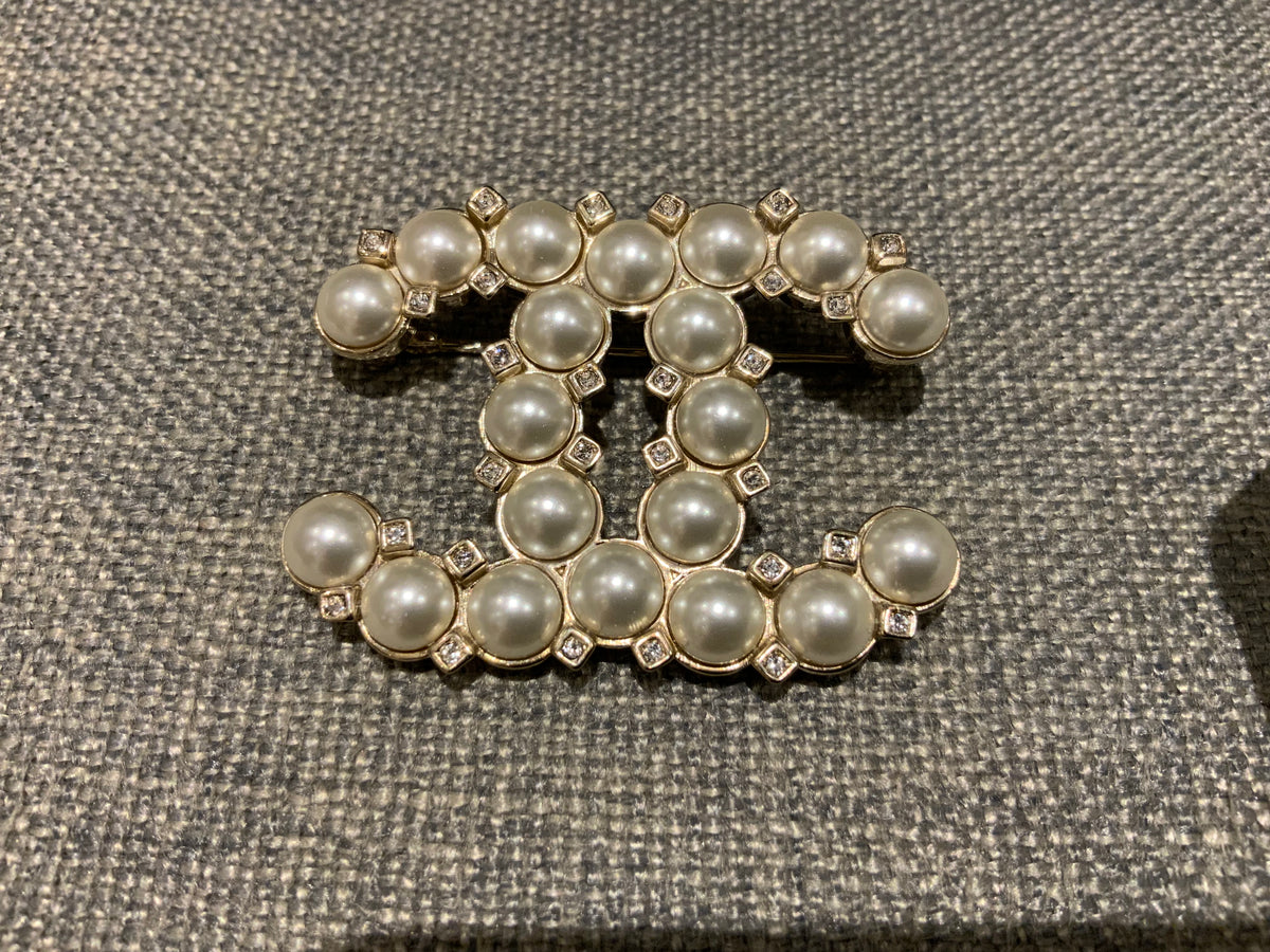 CHANEL CC 2021 Crystal Pearls Brooch Gold 11.1 g ladies