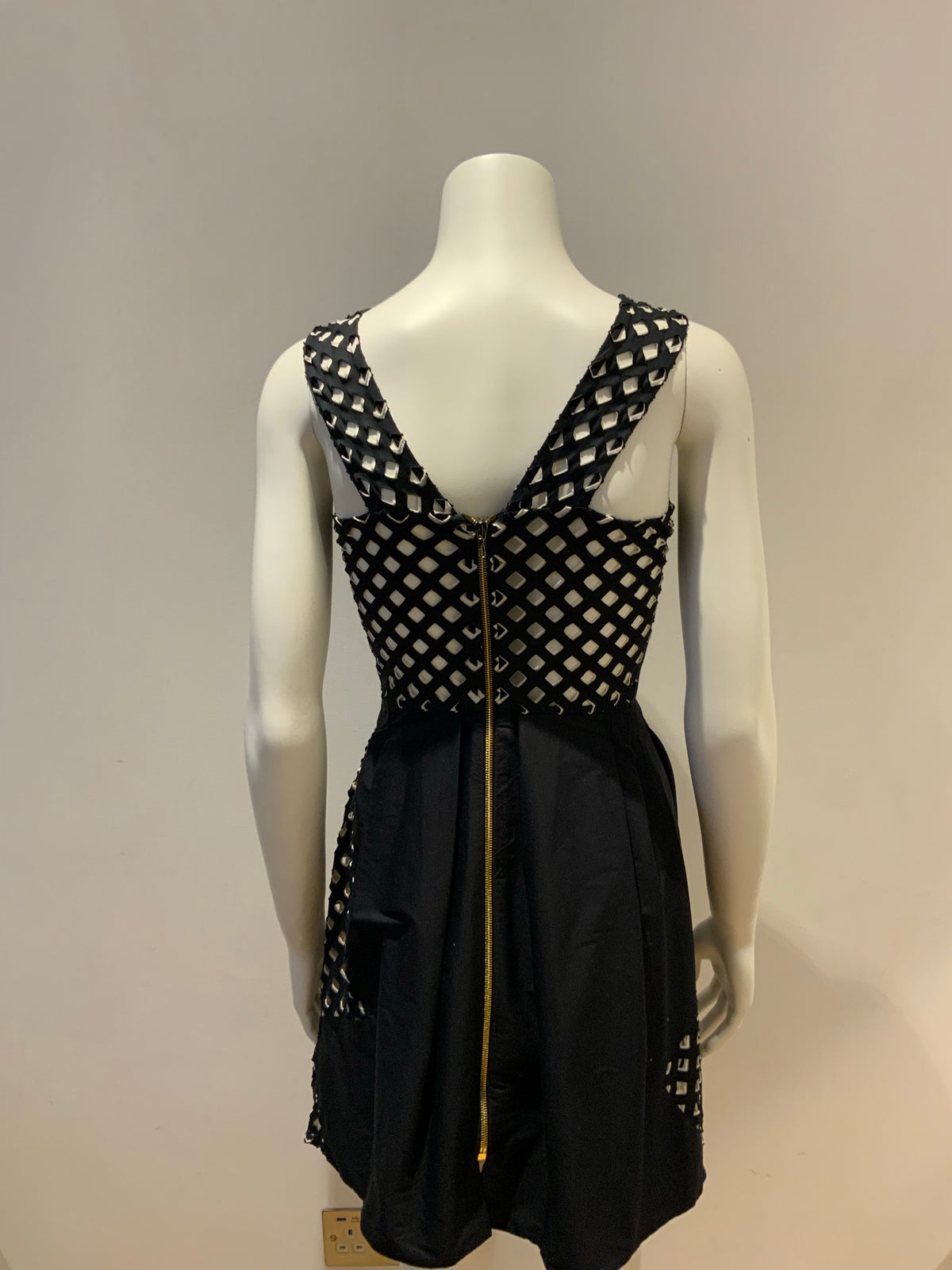 Roland Mouret RUNAWAY Black & White Lasercut Dress UK 8 US 4 IT 40 FR 36 ladies