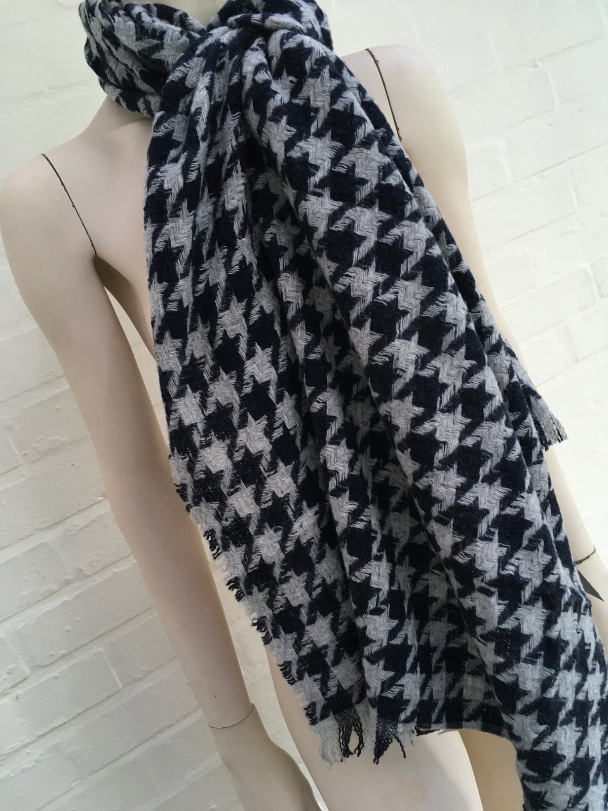 ARMANI JEANS Navy Blue & Grey houndstooth wool knit Cozy Scarf Shawl ladies