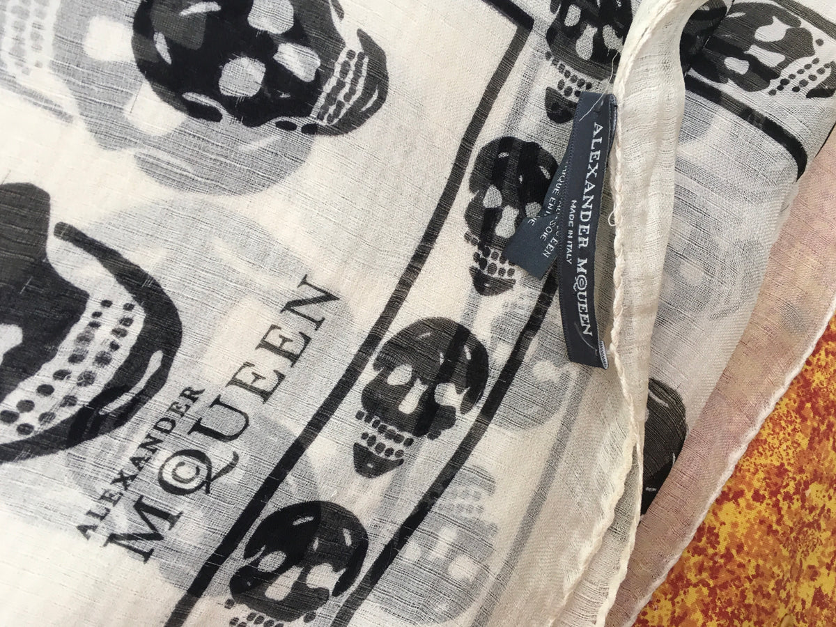 ALEXANDER MCQUEEN WHITE & BLACK SKULL PRINT PRINT SILK SCARF AMAZING Ladies