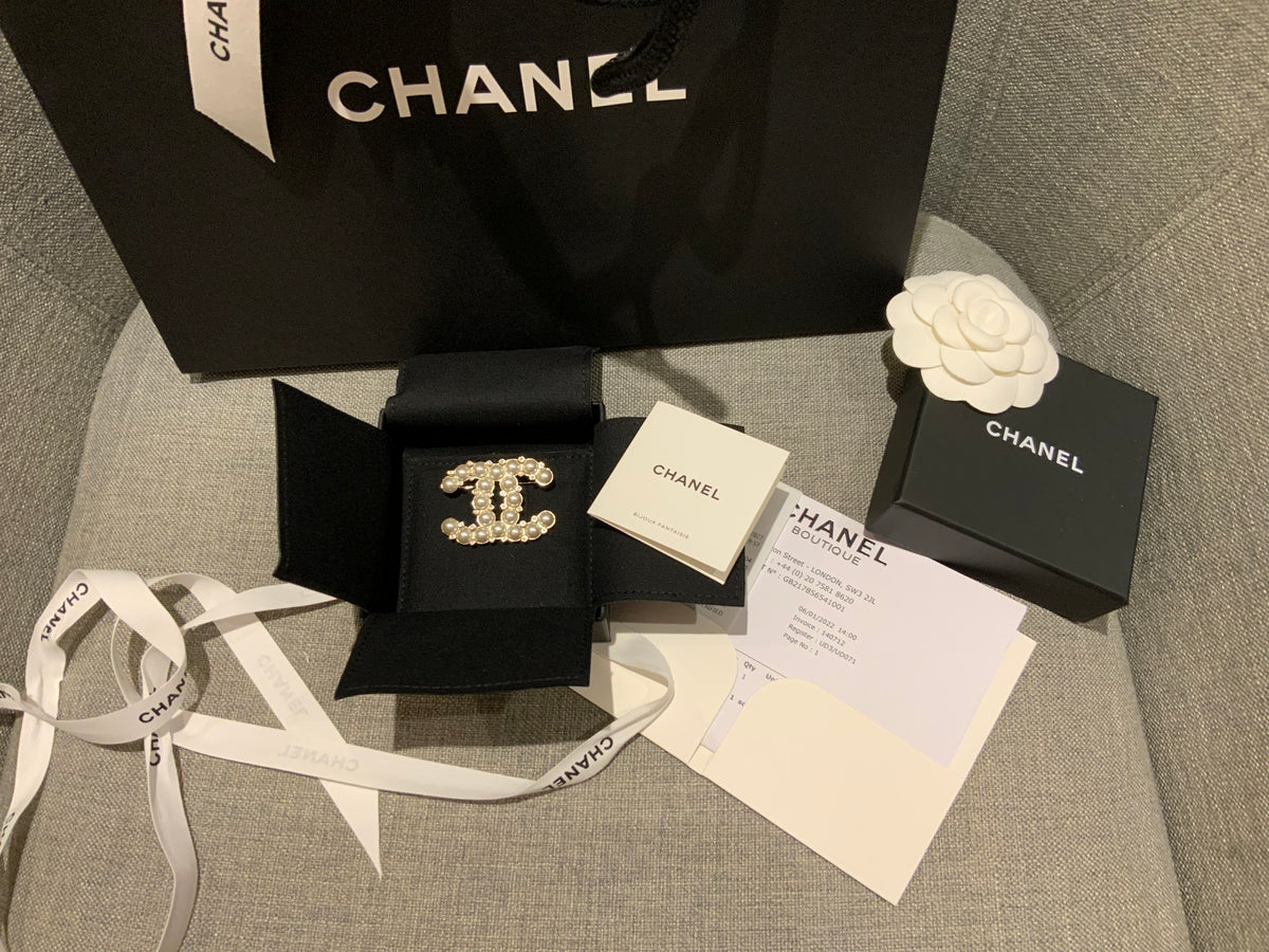 CHANEL CC 2021 Crystal Pearls Brooch Gold 11.1 g ladies