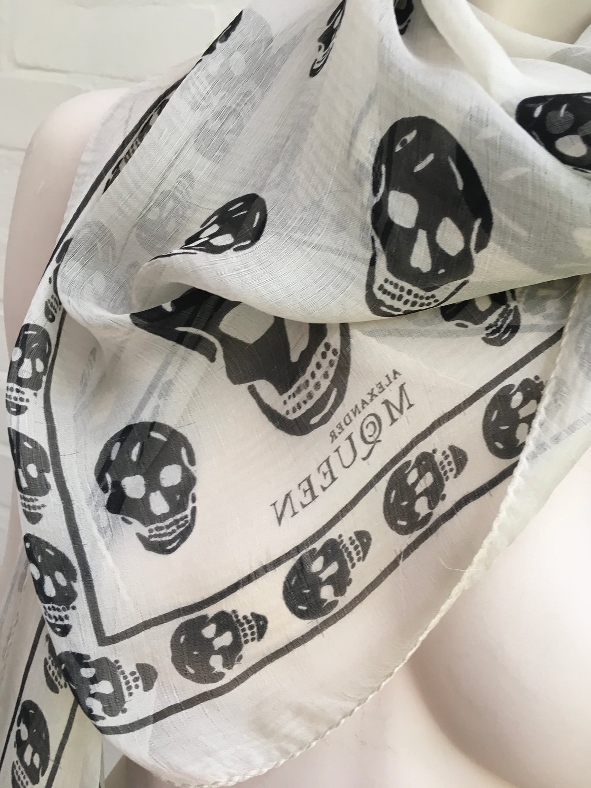 ALEXANDER MCQUEEN WHITE & BLACK SKULL PRINT PRINT SILK SCARF AMAZING Ladies