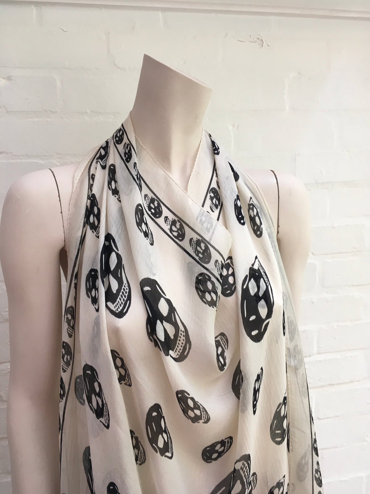 ALEXANDER MCQUEEN WHITE & BLACK SKULL PRINT PRINT SILK SCARF AMAZING Ladies