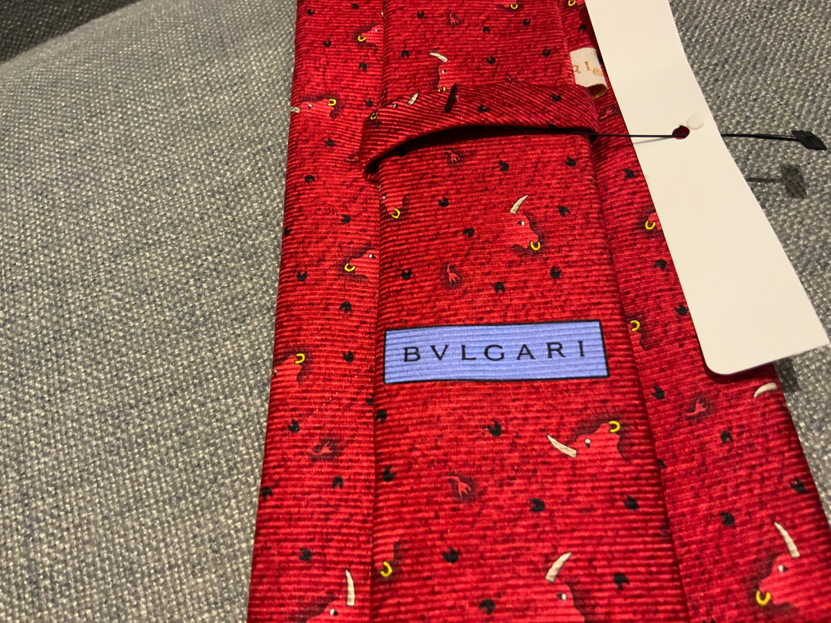 Bvlgari handmade seven fold red printed silk necktie self tipped 9cm Bull Tie men