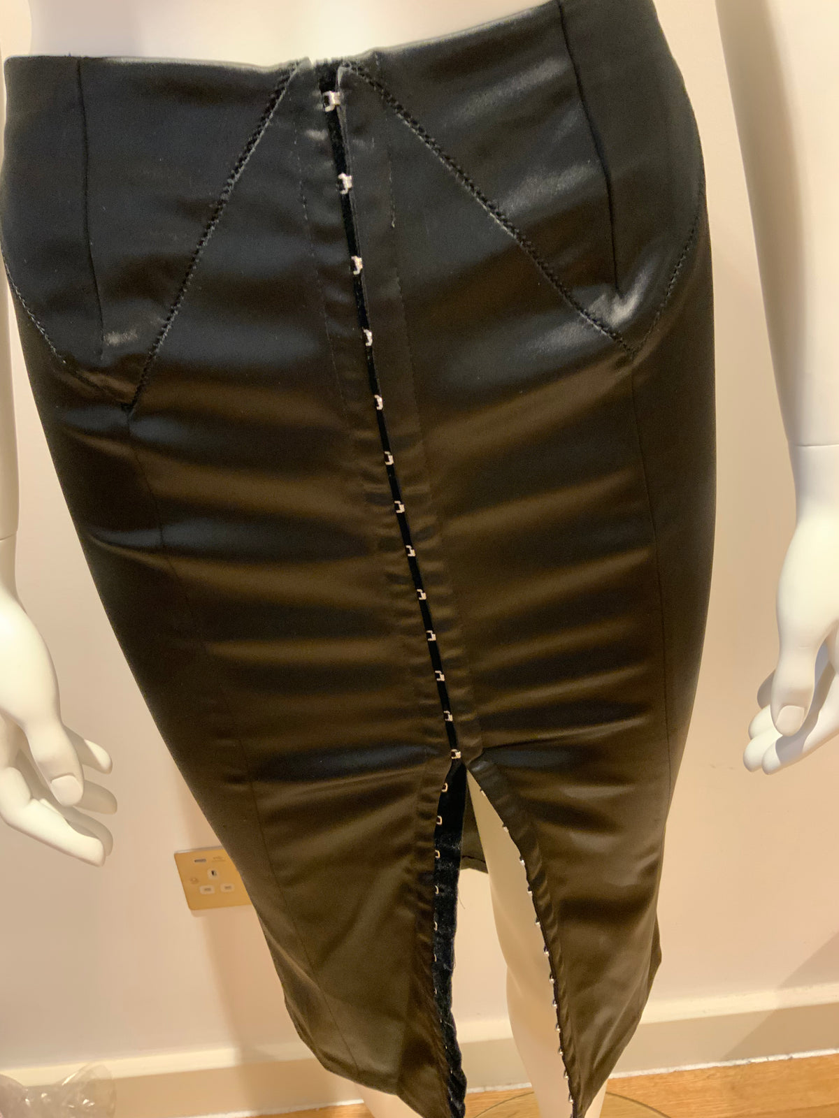Dolce & Gabbana Satin Black Hook & Eye Stretch Skirt I 38 UK 6 US 2 XS ladies