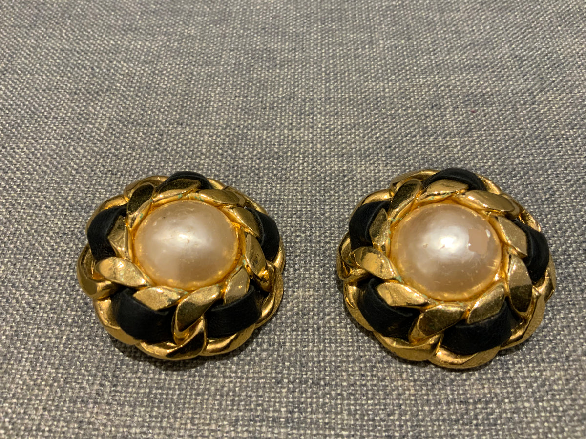 CHANEL SOLD OUT Circa1980' Karl Lagerfeld clip on earrings leather & faux pearl ladies
