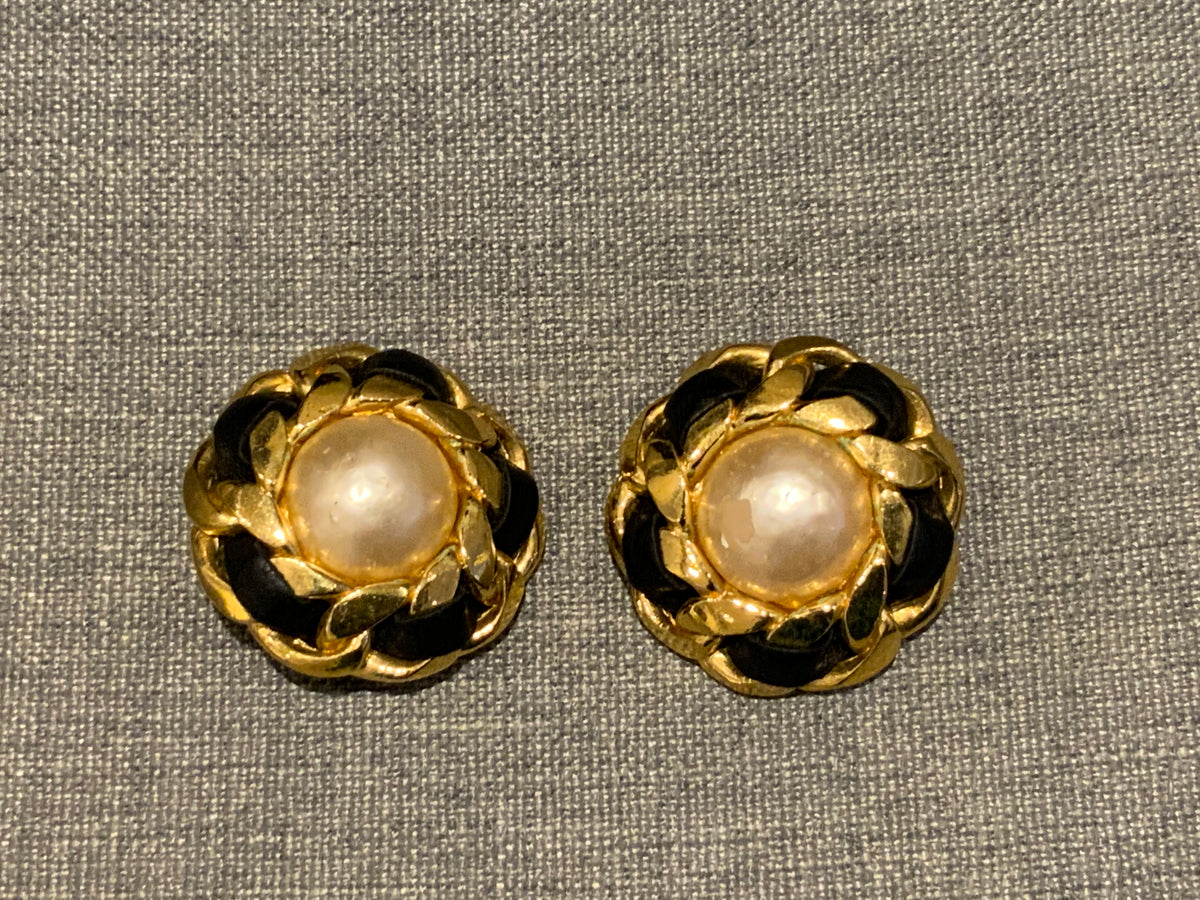 CHANEL SOLD OUT Circa1980' Karl Lagerfeld clip on earrings leather & faux pearl ladies