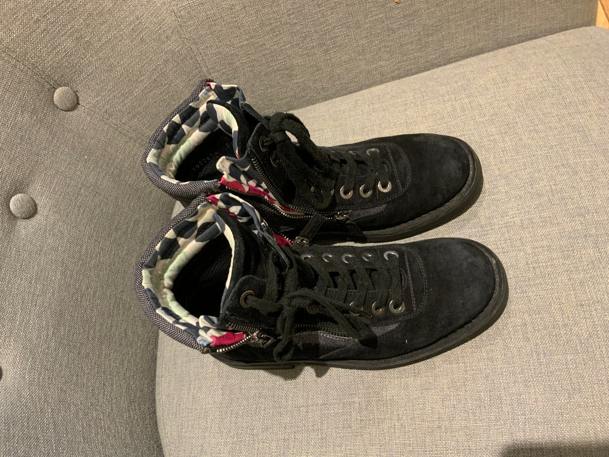 CHANEL Interlocking CC Logo Combat Boots SIZE 37 1/2 UK 4.5 US 7.5 ladies