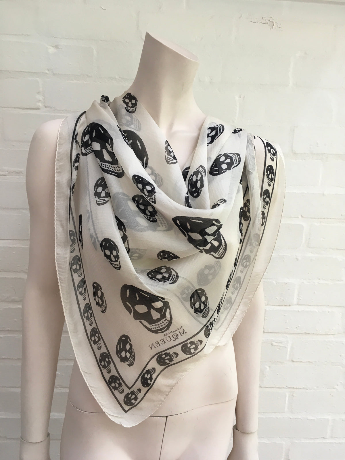 ALEXANDER MCQUEEN WHITE & BLACK SKULL PRINT PRINT SILK SCARF AMAZING Ladies