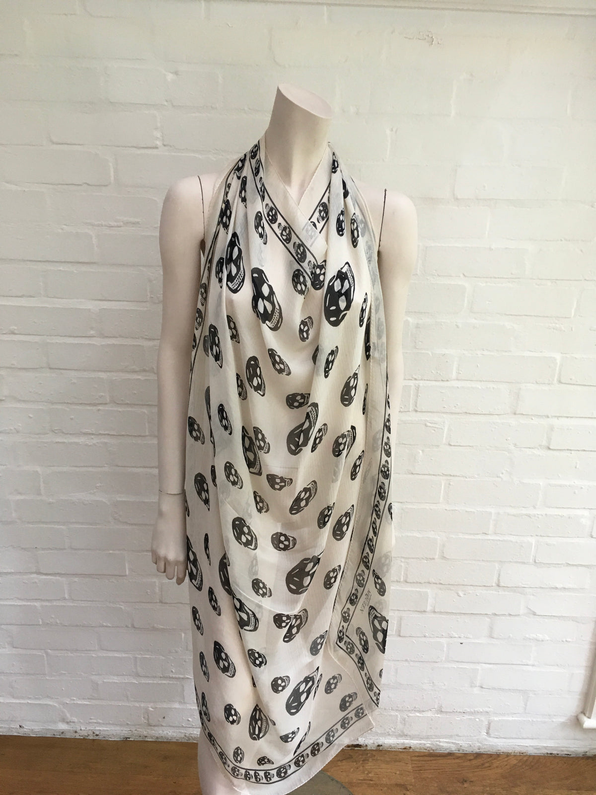 ALEXANDER MCQUEEN WHITE & BLACK SKULL PRINT PRINT SILK SCARF AMAZING Ladies