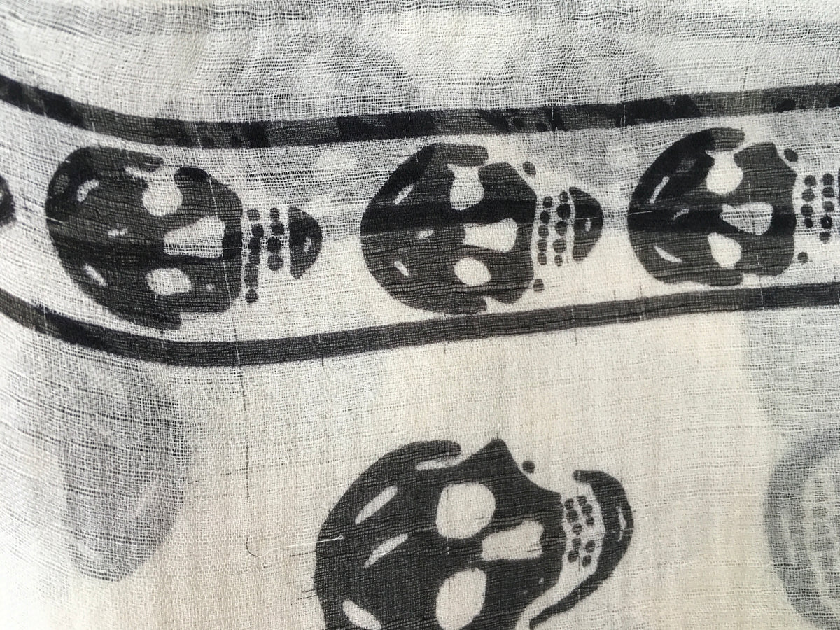 ALEXANDER MCQUEEN WHITE & BLACK SKULL PRINT PRINT SILK SCARF AMAZING Ladies