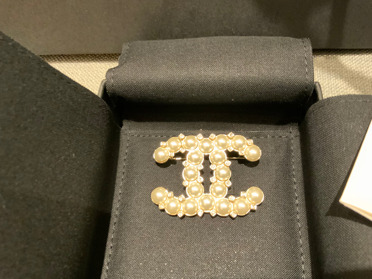 CHANEL CC 2021 Crystal Pearls Brooch Gold 11.1 g ladies