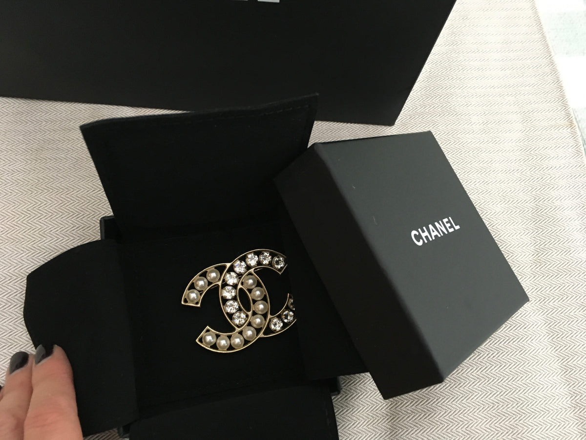 Chanel large logo brooch pearls and crystals large CC JUST AMAZING LADIES