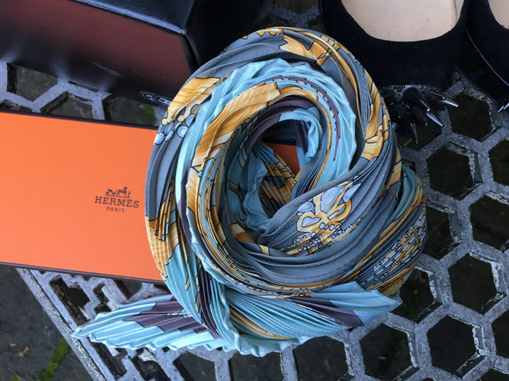 HERMÈS SQUARE SCARF "CROWNS / LES COURONNES" BY JULIA ABADIE PLISSÉ PLEATED Ladies