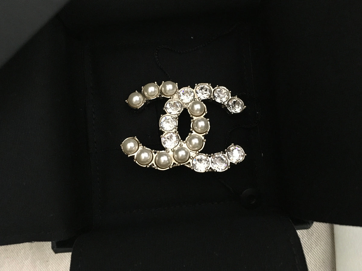 CHANEL Limited Edition 2020 Pearl Crystal CC XL Brooch Gold Pearly White ladies