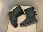 UGG SHORT BAILEY BOW II BLACK WATER-RESISTANT SUEDE FUR BOOTS SIZE US 7 UK 5 38 ladies