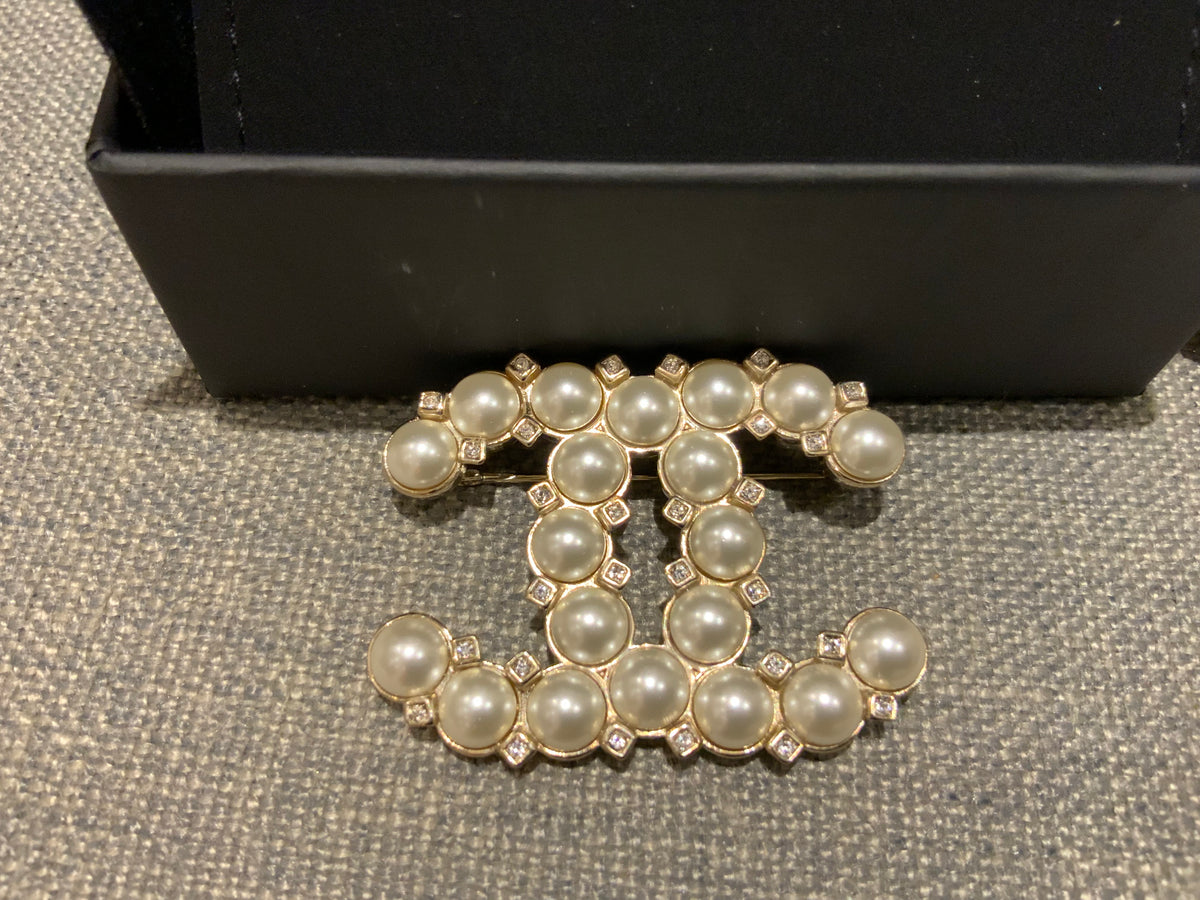 CHANEL CC 2021 Crystal Pearls Brooch Gold 11.1 g ladies