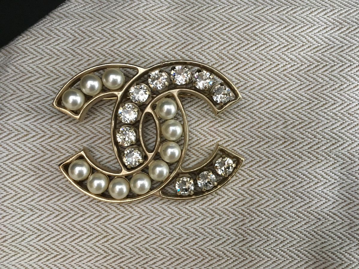 Chanel large logo brooch pearls and crystals large CC JUST AMAZING LADIES