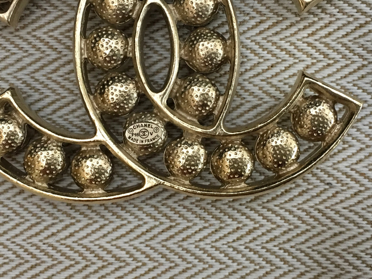 Chanel large logo brooch pearls and crystals large CC JUST AMAZING LADIES