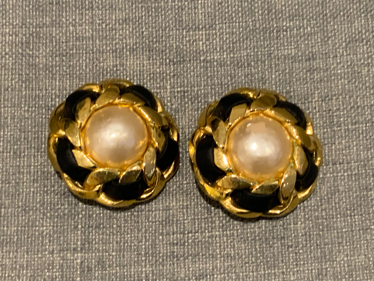 CHANEL SOLD OUT Circa1980' Karl Lagerfeld clip on earrings leather & faux pearl ladies