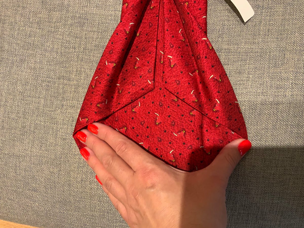 Bvlgari handmade seven fold red printed silk necktie self tipped 9cm Bull Tie men