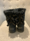 UGG SHORT BAILEY BOW II BLACK WATER-RESISTANT SUEDE FUR BOOTS SIZE US 7 UK 5 38 ladies