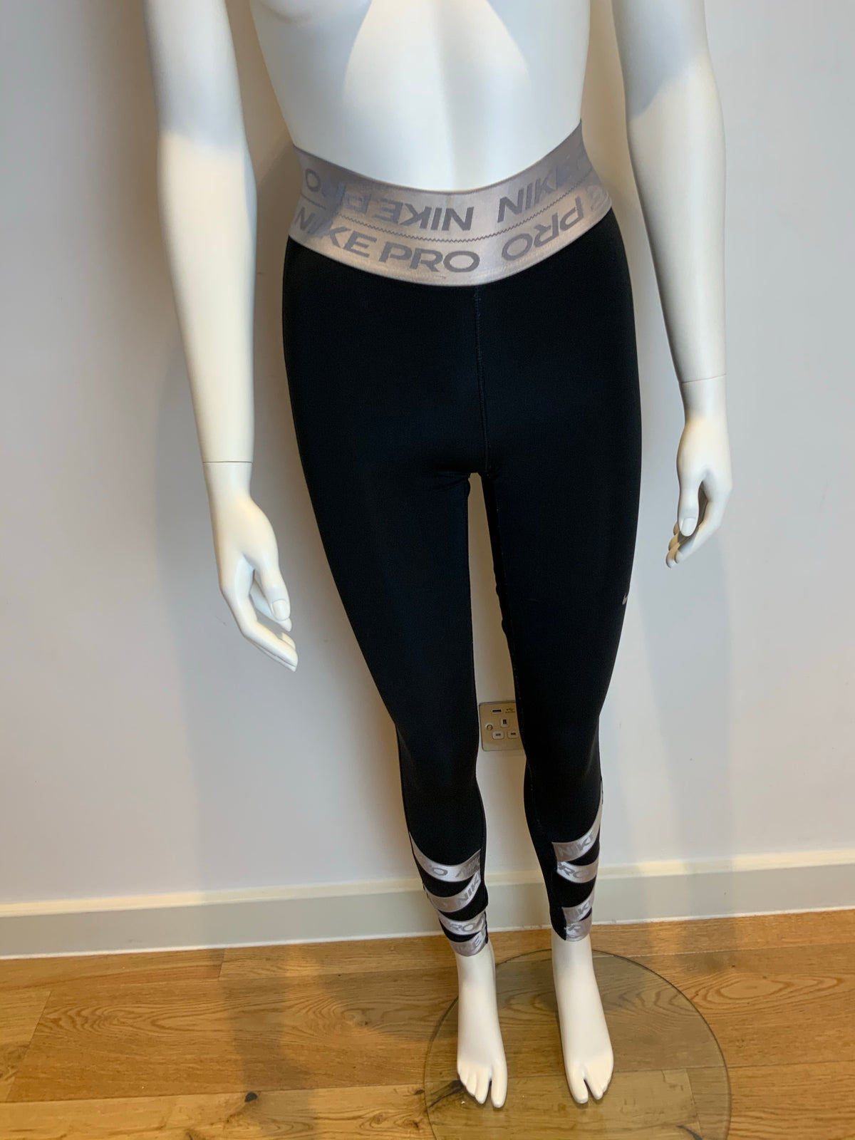 Nike Sportswear Women's 7/8 Tights Black / Metallic Silver Size XS ladies