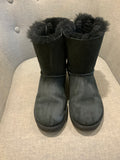 UGG SHORT BAILEY BOW II BLACK WATER-RESISTANT SUEDE FUR BOOTS SIZE US 7 UK 5 38 ladies