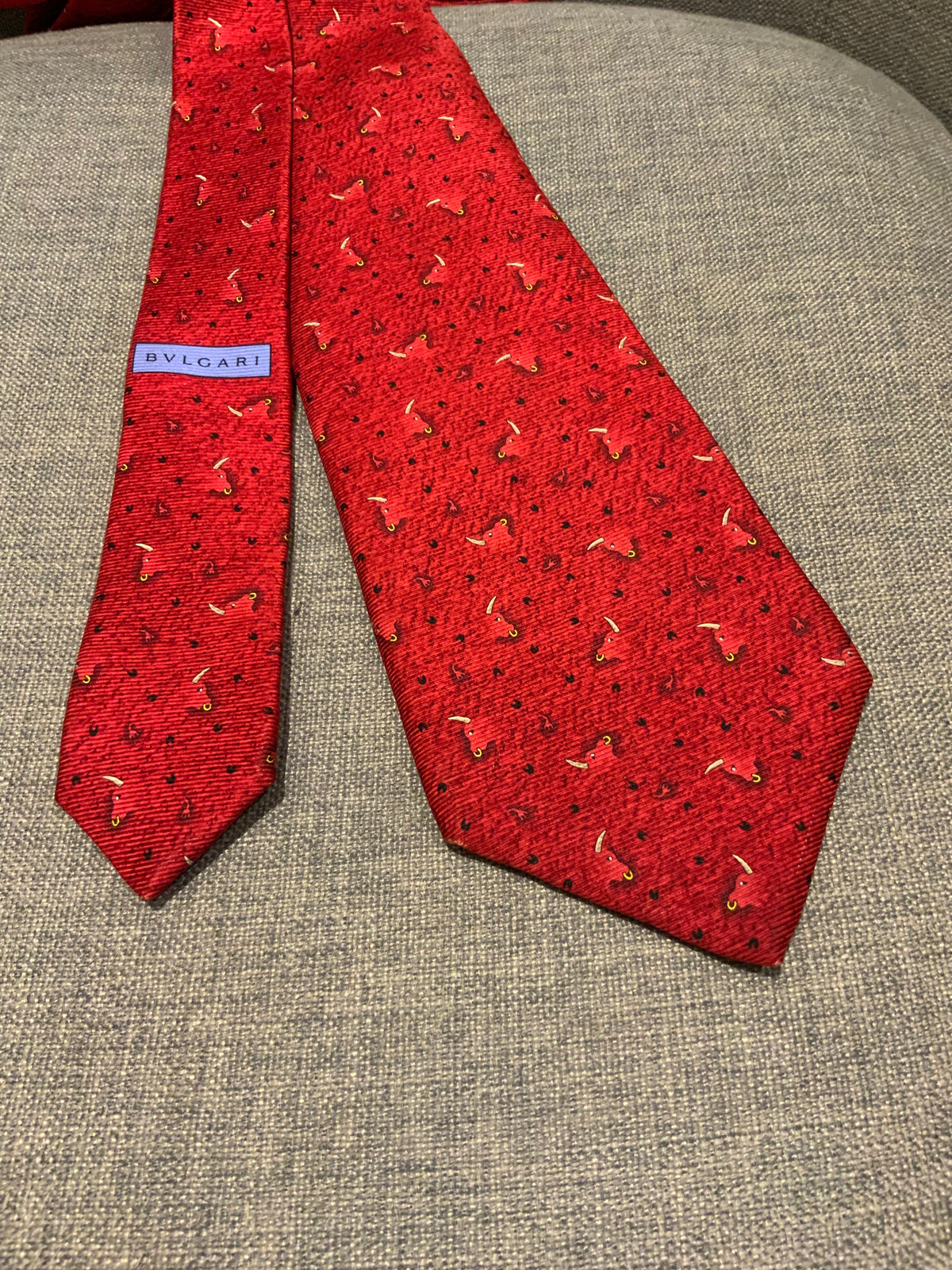 Bvlgari handmade seven fold red printed silk necktie self tipped 9cm Bull Tie men