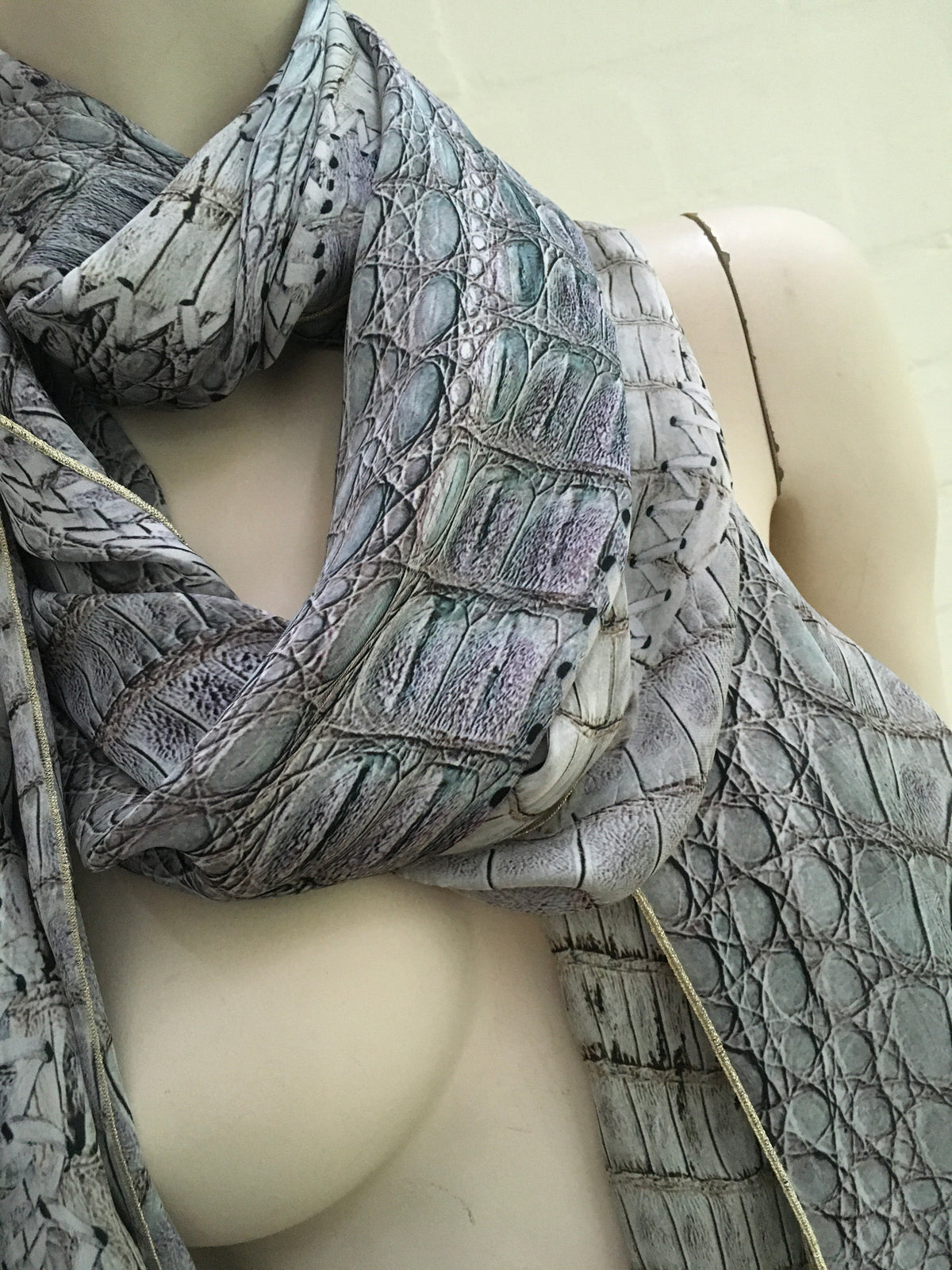 Roberto Cavalli RUNAWAY CROCODILE PRINT SILK SCARF SHAWL AMAZING Ladies