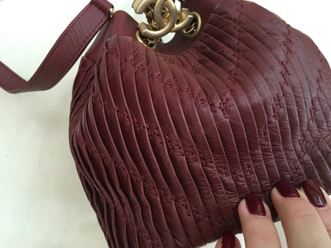 CHANEL Coco Pleated Drawstring Bag Burgundy 2018 Handbag Amazing Runaw –  Afashionistastore