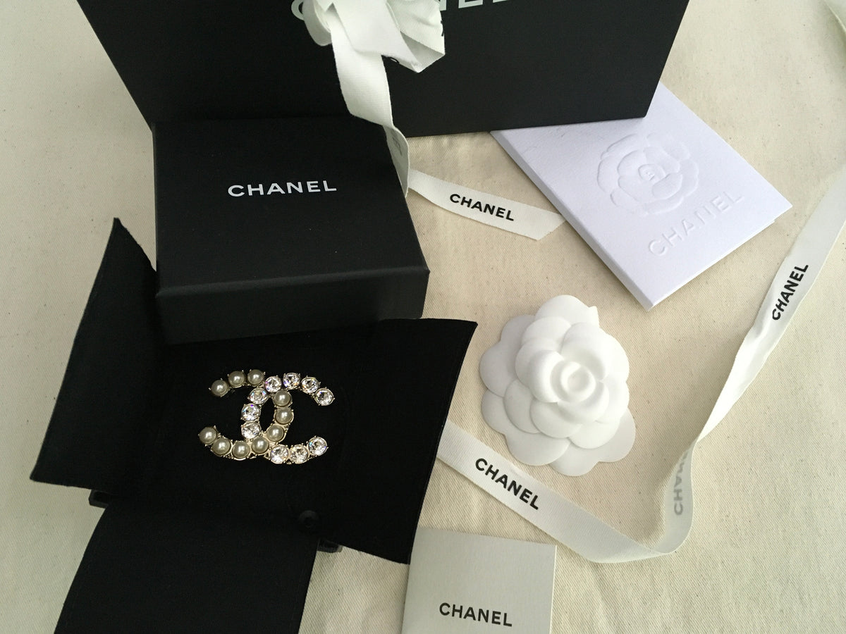 CHANEL Limited Edition 2020 Pearl Crystal CC XL Brooch Gold Pearly White ladies