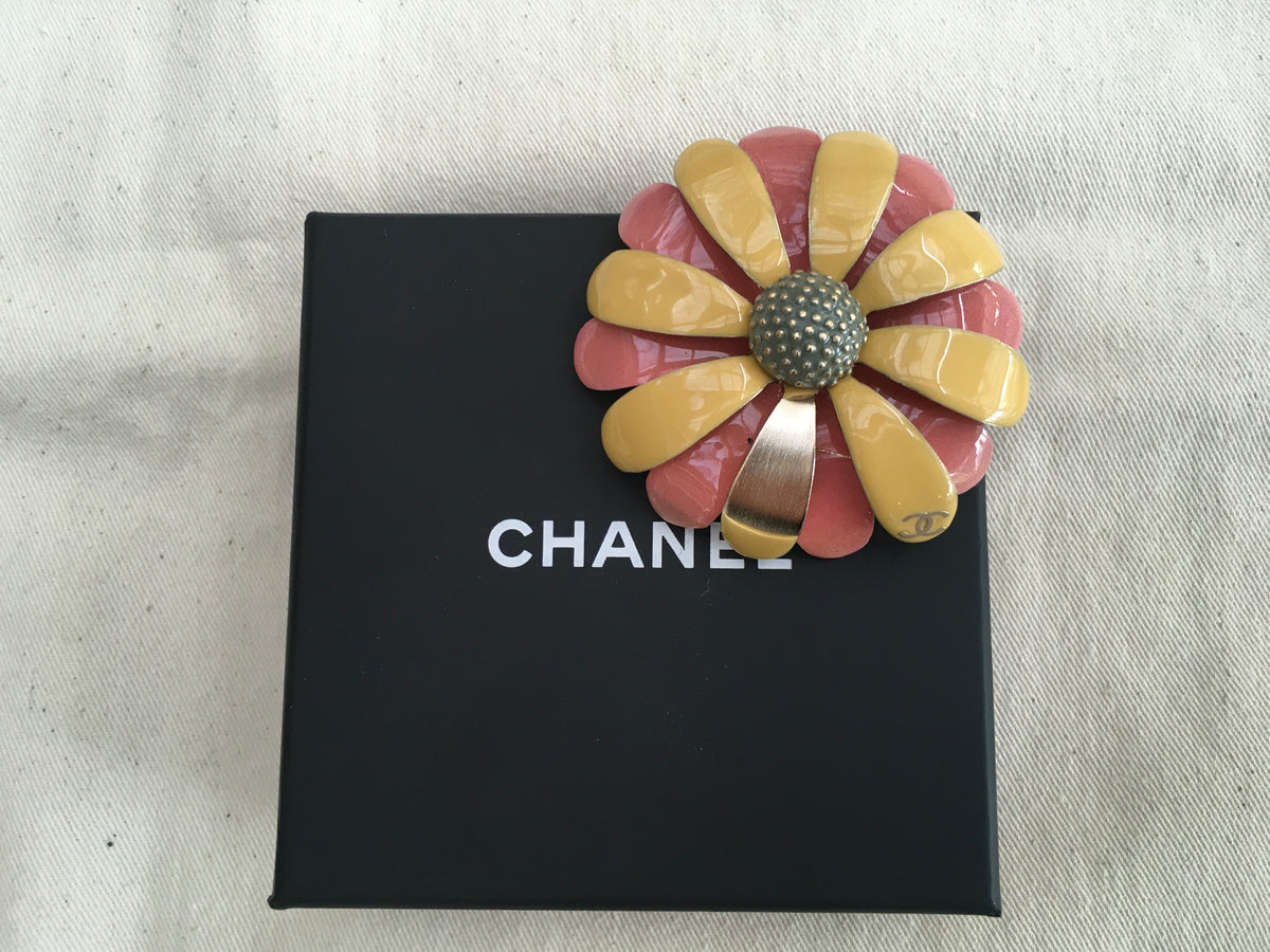 CHANEL 2017 PARIS CUBA CC Brooch SOLD OUT Limited Edition Floral Daisy Ladies