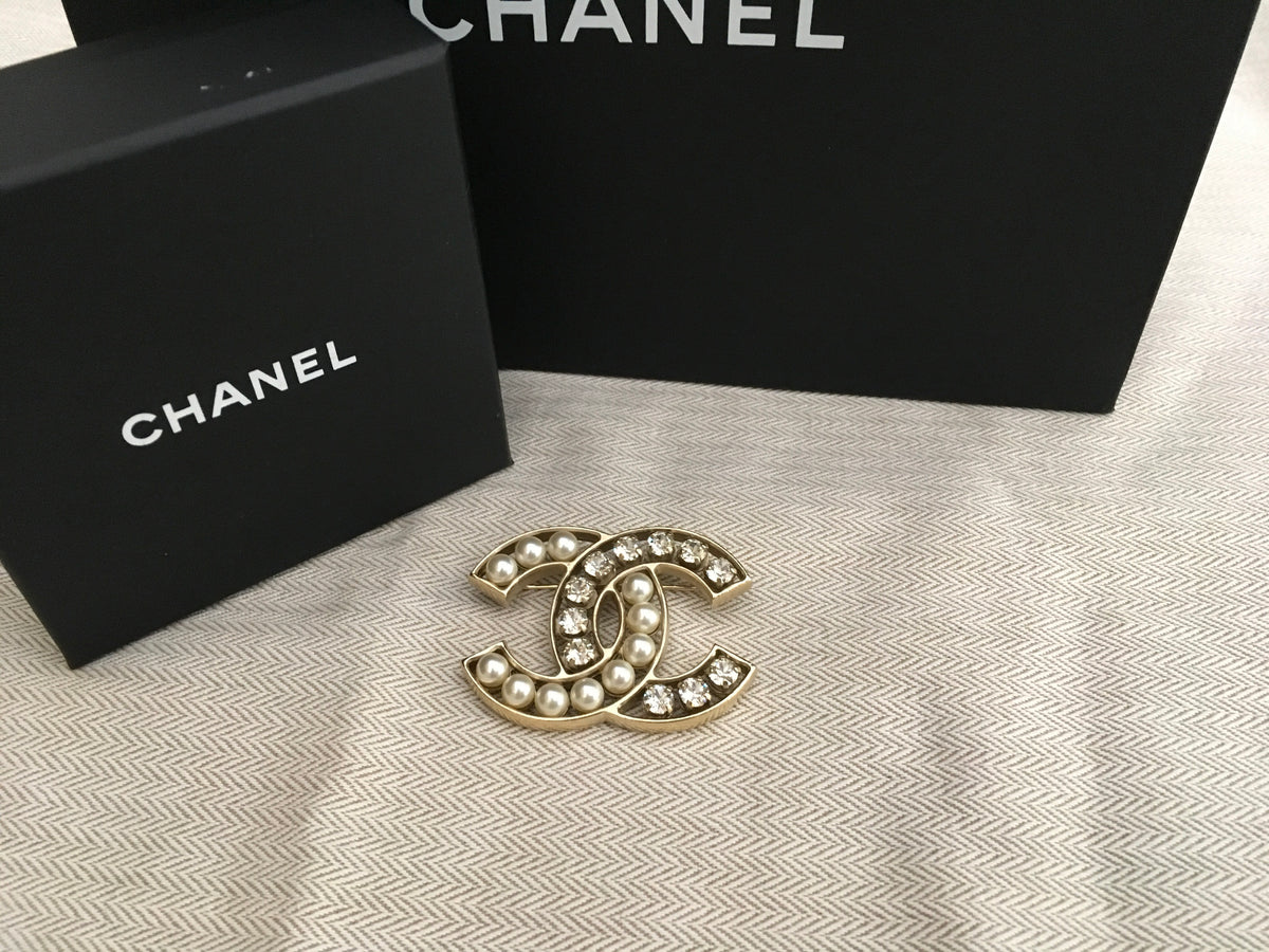 Chanel large logo brooch pearls and crystals large CC JUST AMAZING LADIES