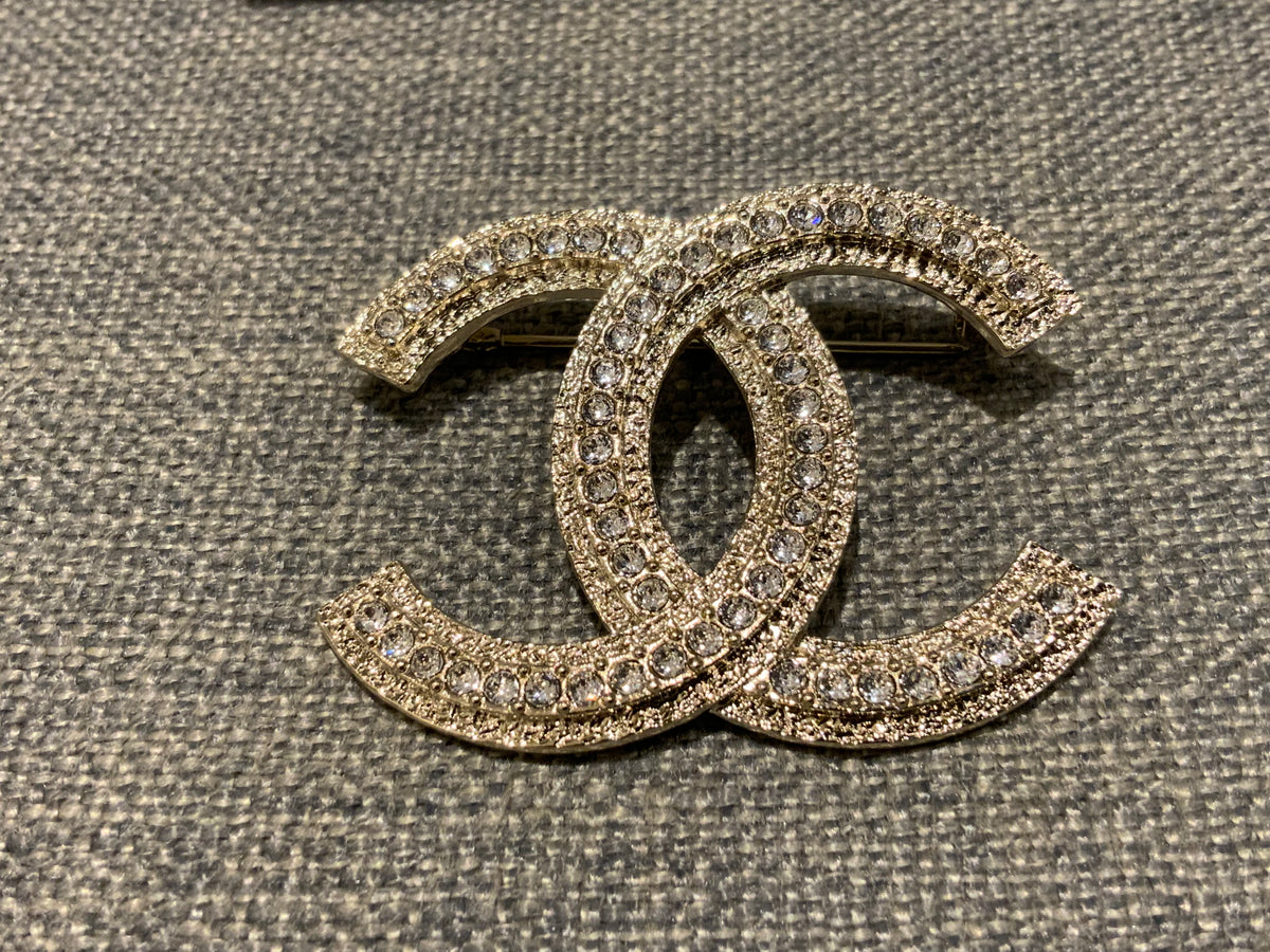 Chanel 2023 Latest Collection Crystals CC Large Brooch Light Gold ladies
